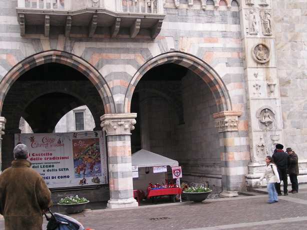 Mercatino di Beneficenza e Dimostrazione Cani da ricerca a Como 2011