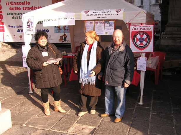 Mercatino di Beneficenza e Dimostrazione Cani da ricerca a Como 2011